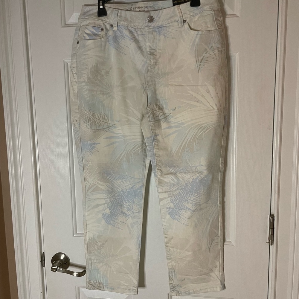 Chico's White So Slimming Girlfriend Crop Pants
